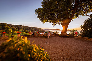 Sonnenuntergang auf der Terrasse von Schloss Arenenberg. Foto: Helmuth Scham.