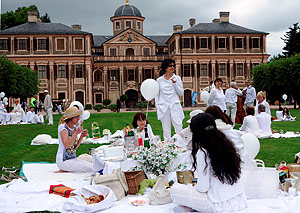 Picknick in Weiß im Schlosspark Favorite  (Foto SSG)