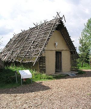 Rekonstruierte Wohnhütten im Federseemuseum Bad Buchau