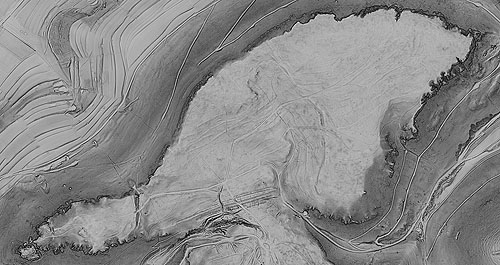 Digitales Geländemodell des Rosenstein-Plateaus. Knapp unterhalb der Mitte des südwestlichen Bildquadranten ist „Wall C“ erkennbar, der den westlichen Teil der Hochfläche nach Osten deckt. © LAD, ArcTron Airborne Sensing GmbH 