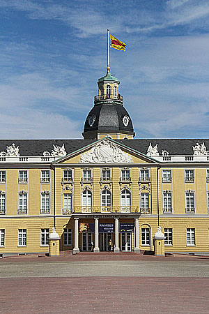 Schloss Karlsruhe mit Baden-Fahne