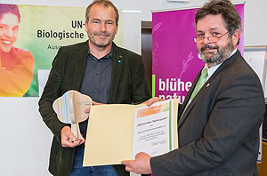 Naturpark-Geschäftsführer Roland Schöttle und Reinhold Pix MdL freuen sich über die Auszeichnung der Kampagne „Blühender Naturpark“ als offizielles Projekt der UN-Dekade Biologische Vielfalt.