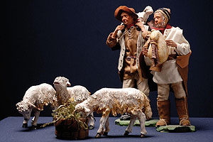 Aus der Krippenausstellung: Hirten mit Schafen