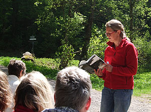 Die Teilnehmer der Wanderung kommen in den Genuss einer Leseprobe aus Birgit Hermanns Roman „Die Glasmacherin“.