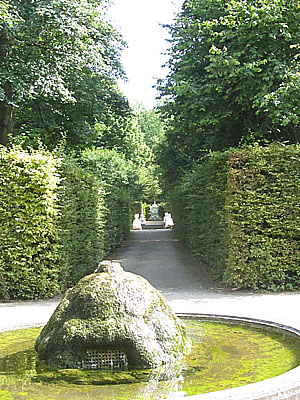 Schlossgarten Schwetzingen: Durchblick vom Badhausgarten über das Parterre des Freilichttheaters zum Brunnen