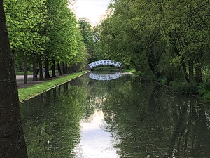 Spiegelung einer Brücke im Wasser des Kanals