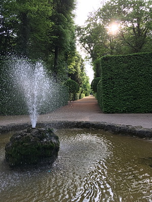 Springbrunnen und Gartenweg im Boskett
