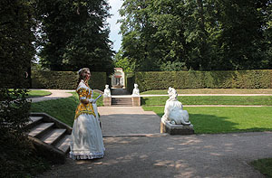 Baronin von Krüdener, die Frau des russischen Gesandten am Hof des Kurfürsten Carl Theodor, beim Lustwandeln im Schlosspark