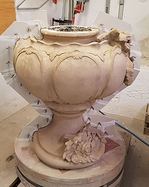 Reinigung der Vasen und Neuanfertigung des zerstörten Stücks. 
