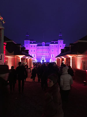 Farbige Illumination des Schlosses zum Weihnachtsmarkt
