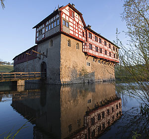 Wasserschloss Hagenwil im Thurgau - An rund 50 Ständen geben am Familientag Handwerksexperten spannende Einblicke in ihre Arbeit.