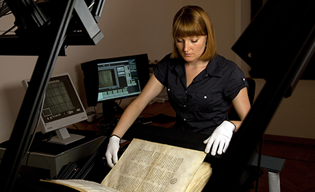 Eine Mitarbeiterin der Universitätsbibliothek digitalisiert in Rom eine mittelalterliche Handschrift am Grazer Büchertisch (Foto: Universitätsbibliothek Heidelberg)