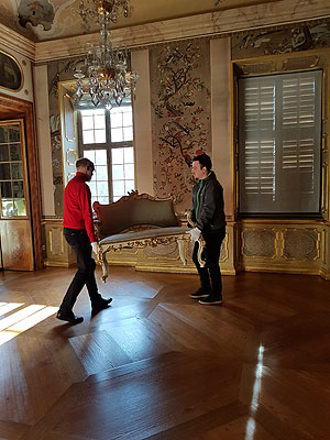 Zum Saisonstart in Schloss Favorite kommen alle Möbel wieder an ihren gewohnten Platz. Foto: Magda Ritter/SSG