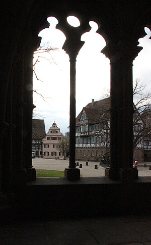 Maulbronn, Blick aus dem Paradies in den Klosterhof
