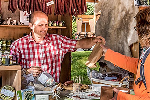 Direkter Kontakt zu den Erzeugern auf den Naturpark-Märkten – hier zu Benno Kaiser vom Ziegenhof Menzenschwand, dessen Geißen die Landschaft offenhalten und deren Fleisch schmackhafte Wurst liefert (© Klaus Hansen/Naturpark Südschwarzwald).