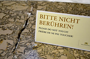 Gebrochene Marmorplatte in Schloss Rastatt. Foto David Tils/SSG