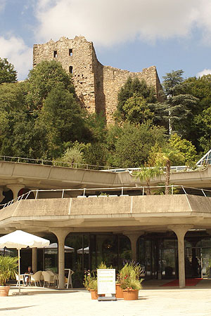 Burg Badenweiler mit Kurhaus.