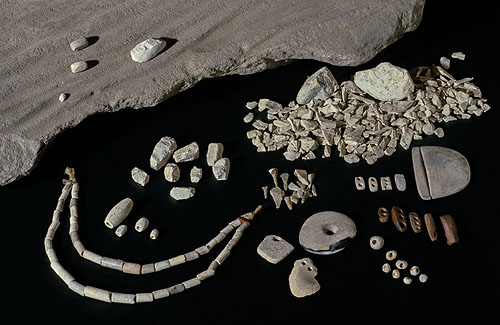  Perlenschmuck aus Hornstaad - Die Werkstücke, Halbfabrikate und Abfälle belegen, dass die Perlen in der Siedlung selbst hergestellt wurden.