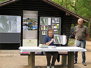 Regierungspräsidentin Sylvia M. Felder bei der Unterzeichnung die Schutzgebietsverordnung (oben) und zusammen mit Bürgermeister Georg Kletti bei der Enthüllung des neuen Schutzgebietsschilds, Fotos: RP Karlsruhe