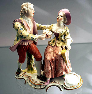 Porzellangruppe "Die Demaskierung" der Porzellanmanufaktur Frankenthal, um 1770. Foto: Erkenbert-Museum Frankenthal.