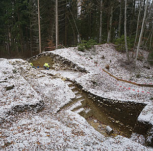 Grabungsschnitt durch die Befestigungsanlage im Osten der Vorburg der Großen Heuneburg bei Zwiefalten-Upflamör mit der Steinmauer, dem dahinter angeschütteten Wall und dem vorgelagerten Graben 