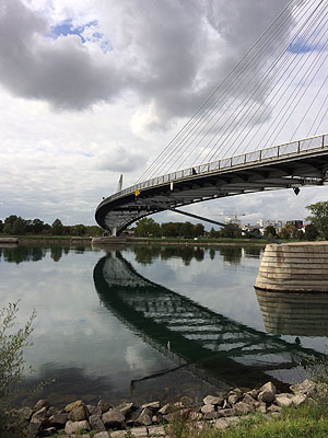 Die Passerelle des deux Rives, die Fußgänger- und Radfahrerbrücke zwischen Kehl und Strasbourg, ein Symbol der grenzüberschritenden Zusammenarbeit.
