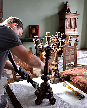 Säuberung eines barocken Kerzenleuchters für Schloss Rastatt.