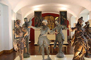 Salem, Klostermuseum: Feuchtmayer-Figuren mit Marienaltar im Hintergrund