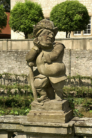 Zwergenfigur im Schlossgarten von Weikersheim