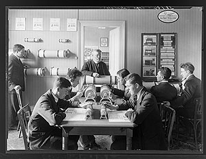 Präsentation der Rechenwalzen der Zürcher Loga Calculator AG in den Büros am Bahnhofplatz Fotografie Johannes Meiner 1923