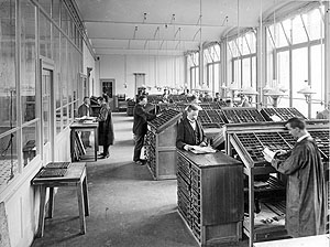Blick in den Setzersaal der Tages-Anzeiger-Druckerei an der Werdstrasse 15. Fotografie Johannes Meiner, 1902
