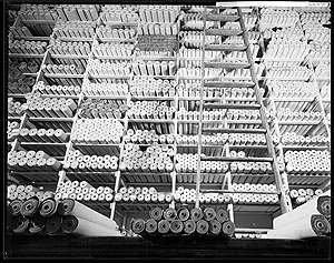 Regal mit Tapetenrollen, Geschäft der Salberg & Co, Tapeten und Wandstoffe an der Fraumünsterstrasse 8 Fotografie Johannes Meiner 1933 
