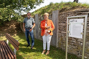Ministerin Razavi (rechts) besucht das spätkeltische Doppeloppidum Altenburg-Rheinau in Jestetten. Links: Prof. Dr. Claus Wolf (Präsident Landesamt für Denkmalpflege)