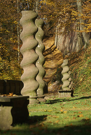 Gedrehte Säulen aus den ehemaligen Gartenkabinetten, teilweise rekonstruiert. Foto: kulturer.be