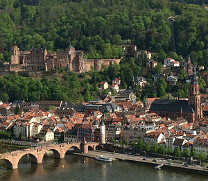 Heidelberg, Schloss mit Bergbahnstrecke. Foto: Petra Schaffrodt