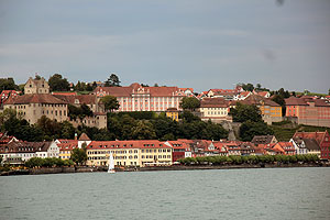 Panorama von Stadt, Burg und Schloss Meersburg von der Seeseite. Foto: kulturer.be