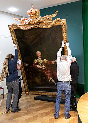 Aufhängung des Fürstenporträts im Florian-Waldeck-Saal der Reiss-Engelhorn-Museen. © rem, Foto: Rebecca Kind