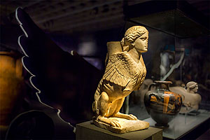 Blick in die Ausstellung: Statue einer Sphinx, Marmor, Italien, römische Kopie nach einem griechischen Vorbild um 450 v. Chr. © Ruedi Habegger, Antikenmuseum Basel und Sammlung Ludwig