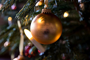 Schloss Bruchsal, in einer Weihnachtsbaumkugel gespiegelt. Foto: Kathrin Schweicker, ssg