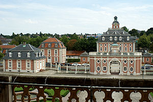 Schloss Bruchsal, Torbau und Pavillons im äußeren Schlossbereich. Foto: kulturer.be
