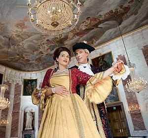 Schloss Mannheim: Paar im Rittersaal im historischen Kostüm. Foto: Niels Schubert, SSG