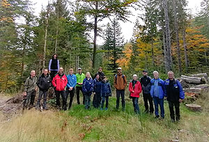 Zahlreiche Freiwillige setzten sich am Rohrhardsberg für die Offenhaltung von Lebensräumen des Auerhuhns ein. Bild: Naturpark Südschwarzwald e. V.