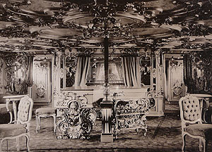 Fotografie, die die Geschwister Reiß von ihrer Fahrt mitgebracht haben: Musiksalon der 1. Klasse auf dem Luxusdampfer "Augusta Victoria", um 1893 © rem