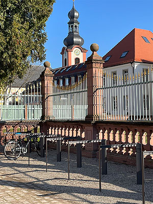 Moderne Bügelständer mit Streckdose - eine Eigenentwicklung des Amts Vermögen und Bau Mannheim