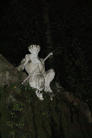 Schlossgarten Schwetzingen, Figur des Pan im Mondlicht. Foto: kulturer.be