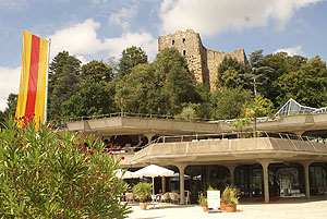Burg Badenweiler, im Vordergrund das Kurhaus. Foto: kulturer.be