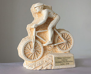 Hochrelief "Radrennfahrer", weißer Kalkstein. Foto: Erkenbert-Museum Frankenthal