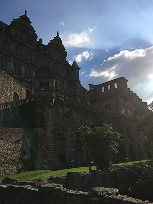 Schloss Heidelberg, Nordfront mit Friedrichsbau, Englischem Bau und Altan im Gegenlicht. Foto: kulturer.be