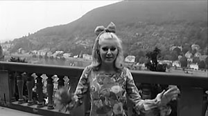 Szenen aus dem Film. Peggy March auf dem Altan über der Stadt. Quelle: youtube.com