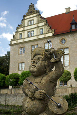 Schloss Weikersheim. Zwergenfigur "Trommler" vor dem Renaissancegiebel des Schlosses. Foto: kulturer.be